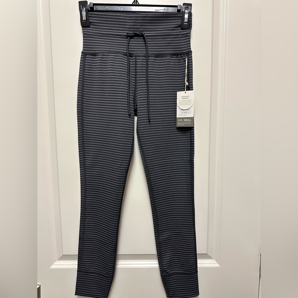 Vuori daily legging, size small NWT